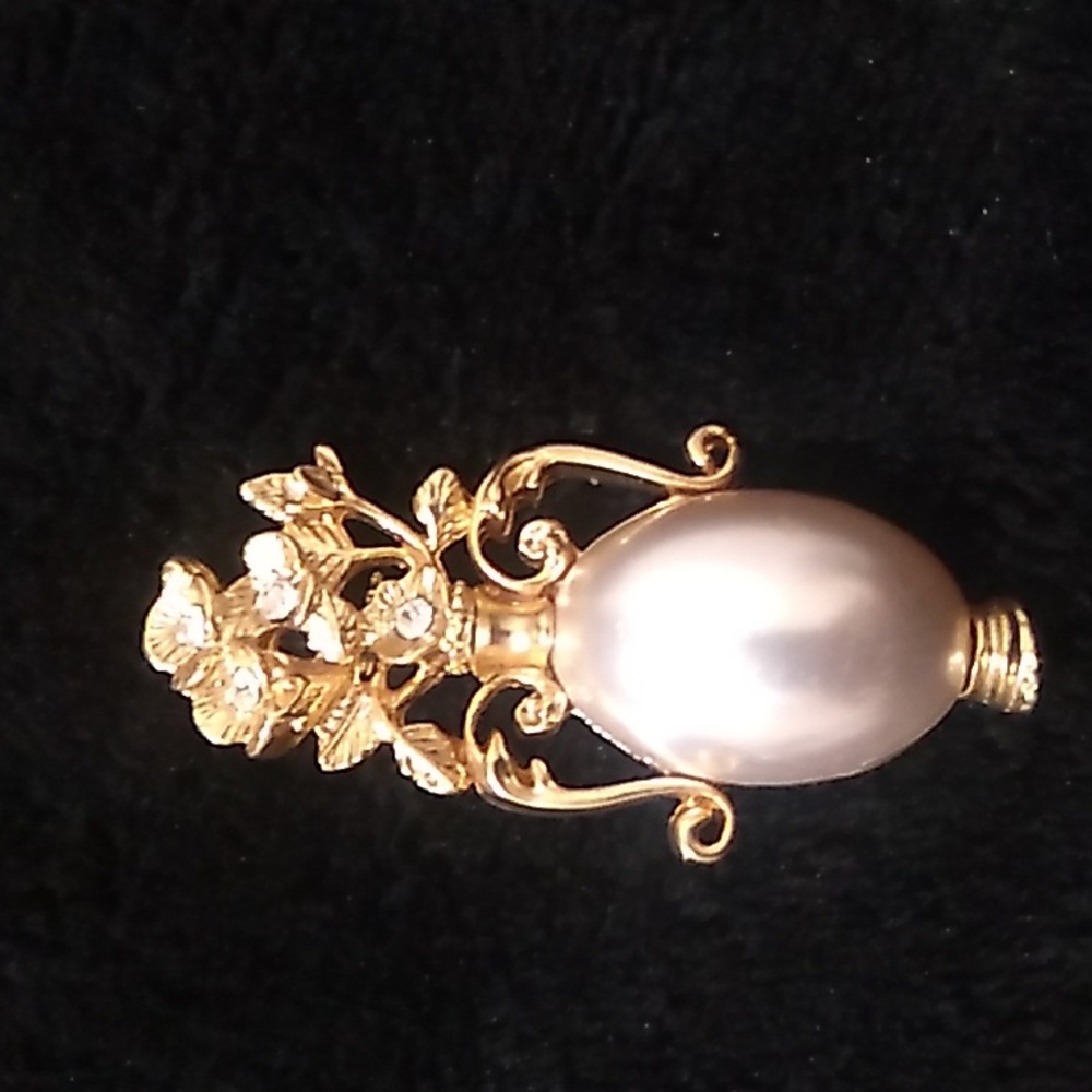 Gold tone faux pearl urn vase style brooch with rhinestones